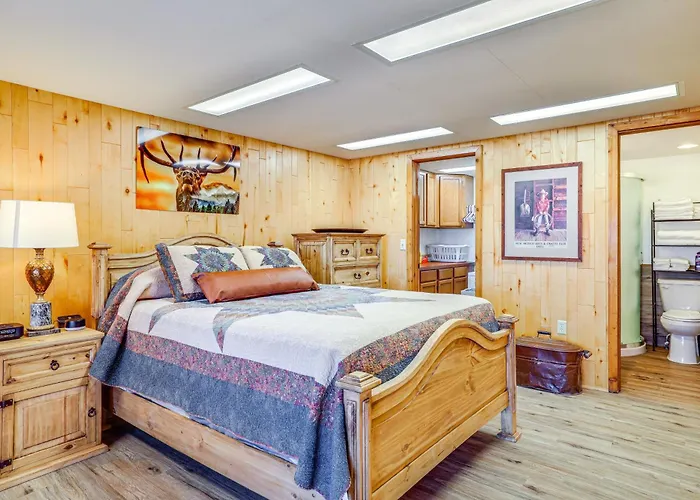 2 Mi To Main Street: Mtn-view Escape In Lander! *
