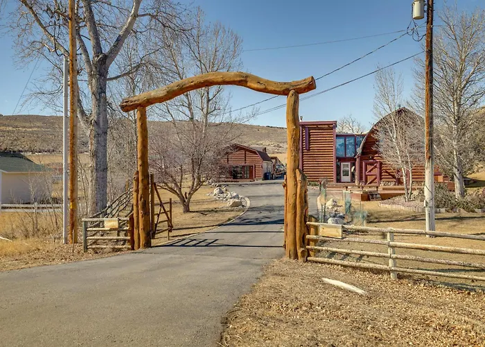 2 Mi To Main Street: Mtn-view Escape In Lander!