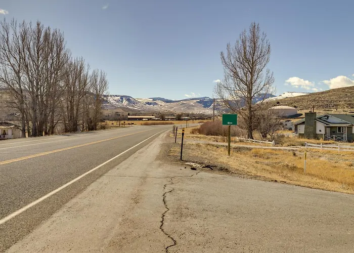 2 Mi To Main Street: Mtn-view Escape In Lander! *
